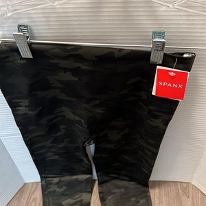 Spanx Look At Me Now Green Camo Leggings size M NWT